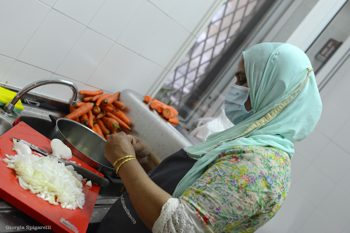 Foto di volontaria RFG mentre cucina