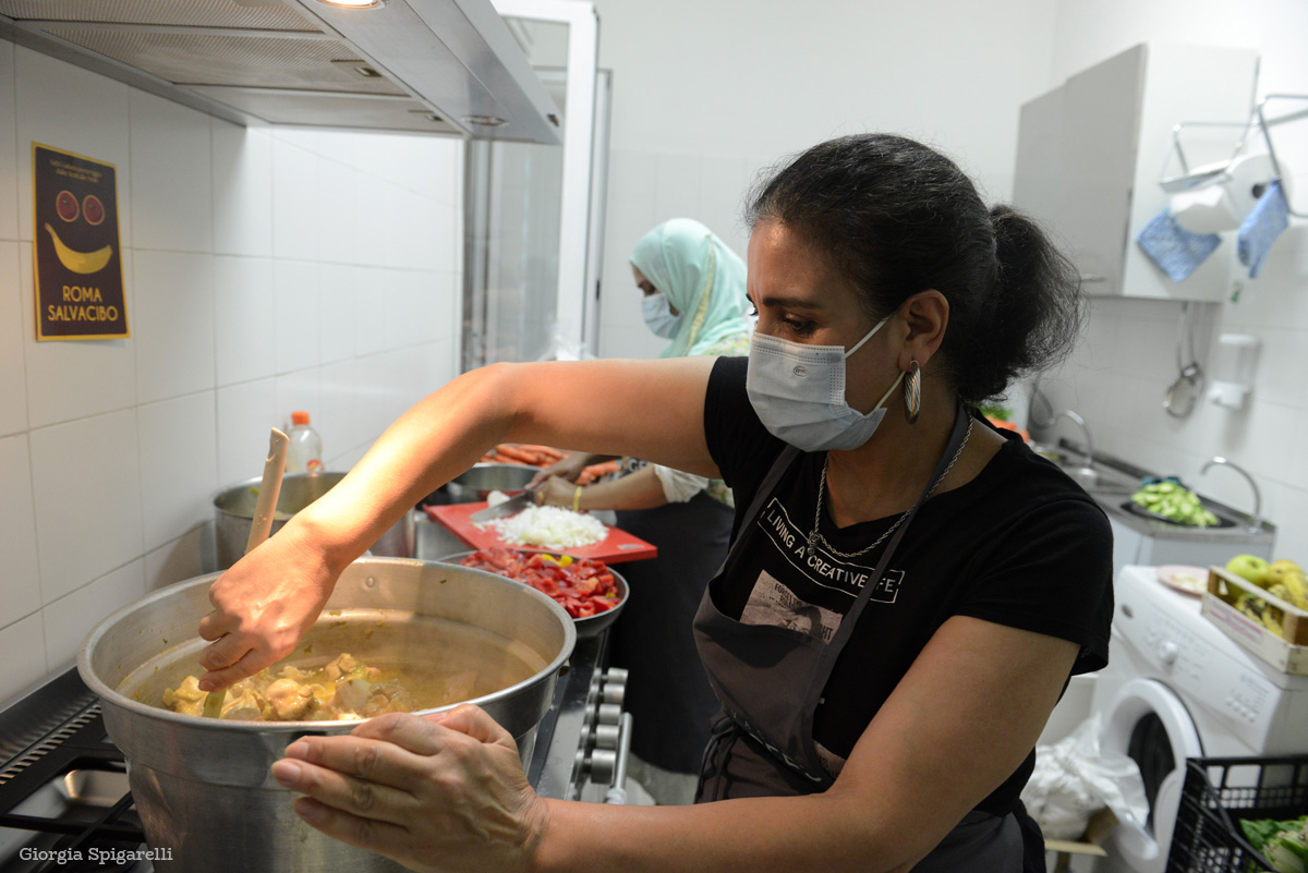 Foto di volontaria RFG mentre cucina 2